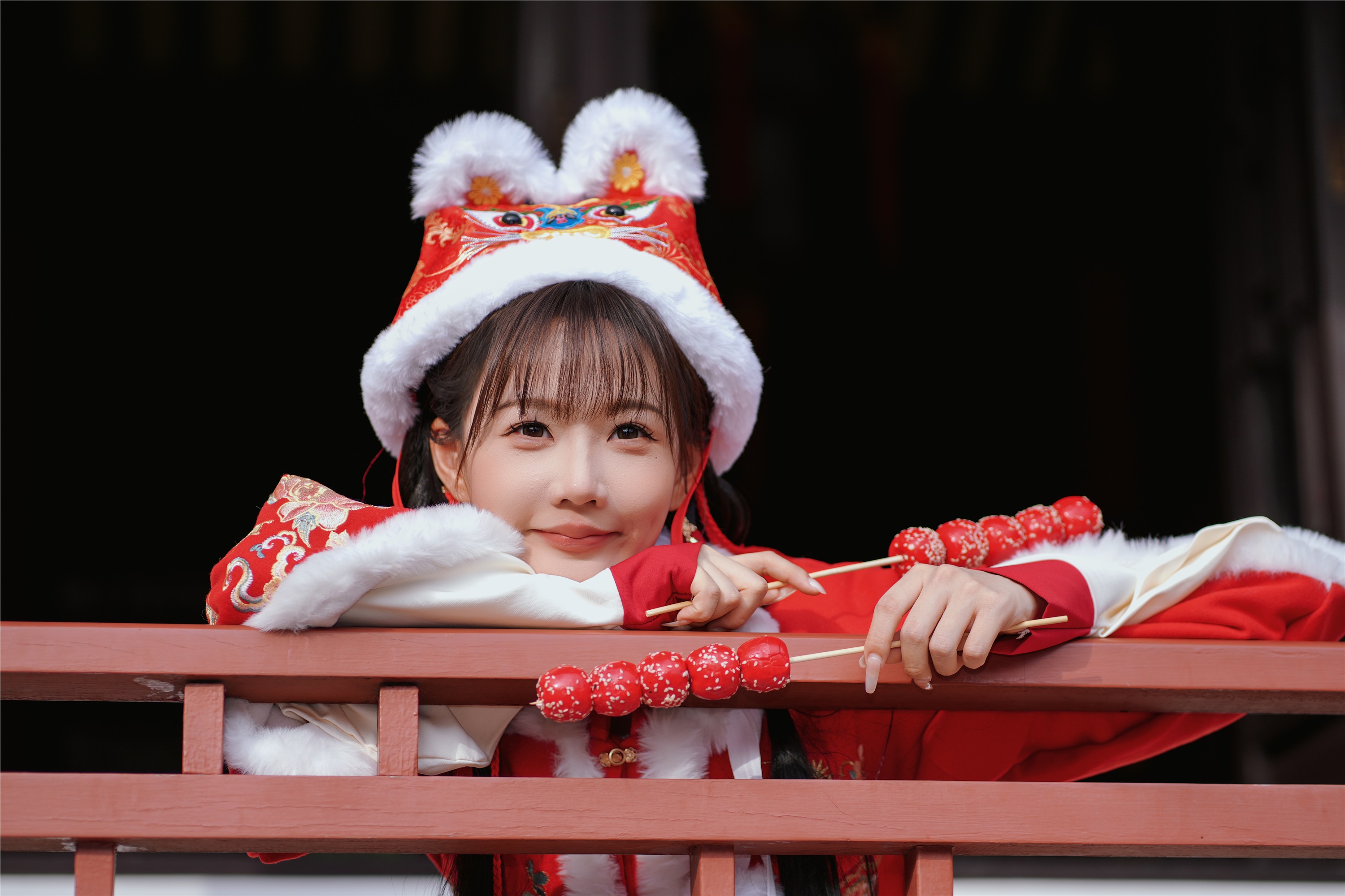 YITUYU艺图语 2025.01.31 红韵倩影 · 新年少女写真 甜心小鹿